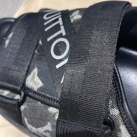 LOUIS VUITTON - Honolulu slides
Size 8.5
Dust cloth
no box - Picture 11 of 13